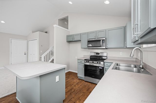 2660 Pontiac Lake Road, Waterford Charter Township, MI 48328