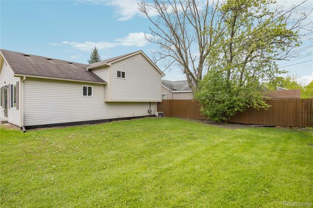 2660 Pontiac Lake Road, Waterford Charter Township, MI 48328