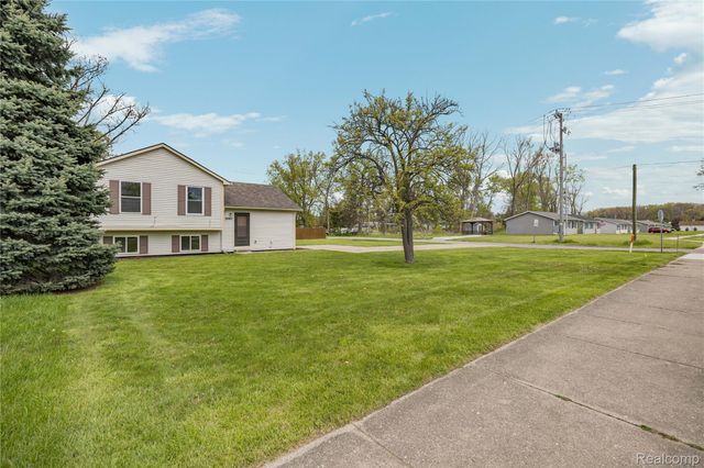 2660 Pontiac Lake Road, Waterford Charter Township, MI 48328