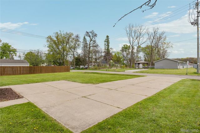 2660 Pontiac Lake Road, Waterford Charter Township, MI 48328