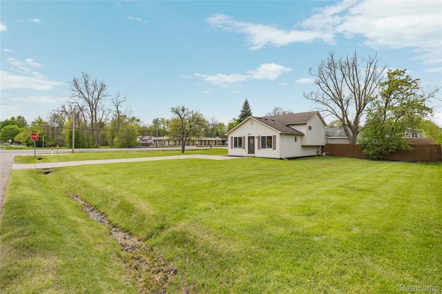 2660 Pontiac Lake Road, Waterford Charter Township, MI 48328