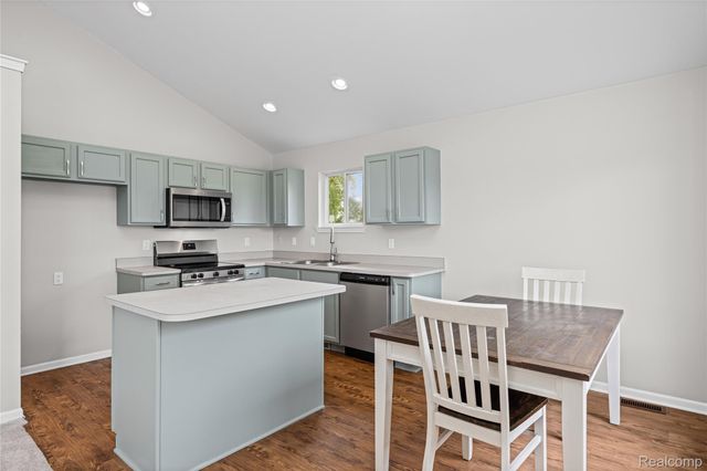 2660 Pontiac Lake Road, Waterford Charter Township, MI 48328