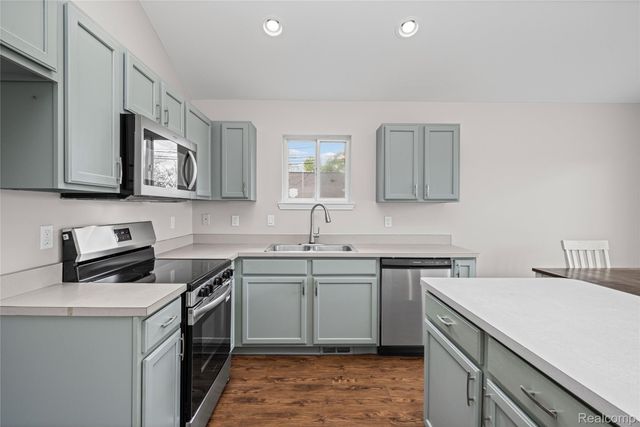 2660 Pontiac Lake Road, Waterford Charter Township, MI 48328