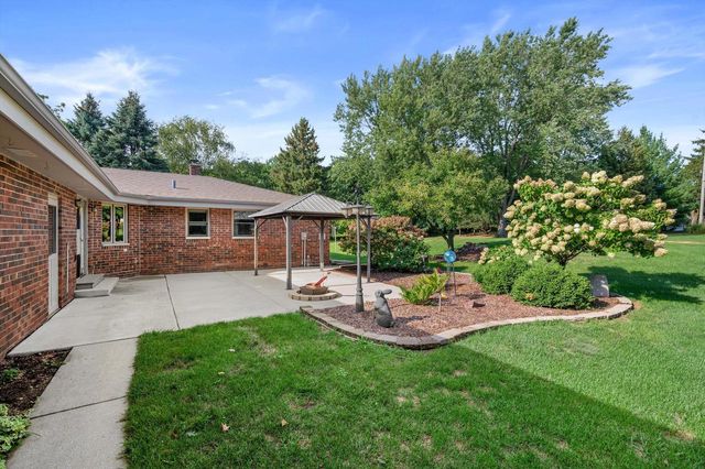 949 Hickory Hill PARKWAY, Hubertus, WI 53033