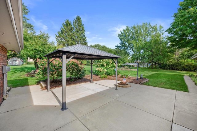 949 Hickory Hill PARKWAY, Hubertus, WI 53033