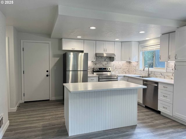2040 11TH St, Florence, OR 97439