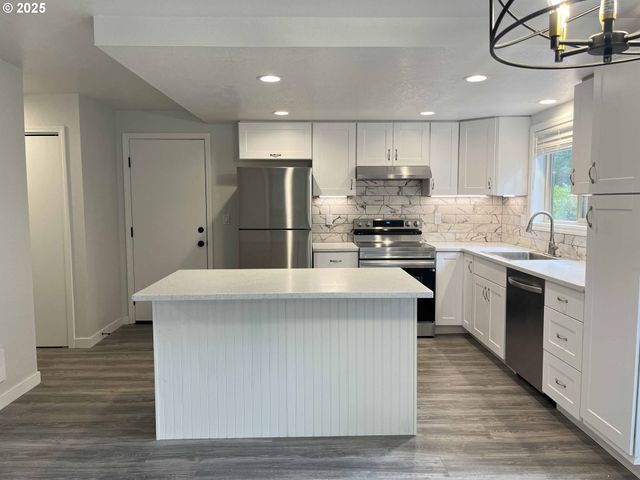 2040 11TH St, Florence, OR 97439