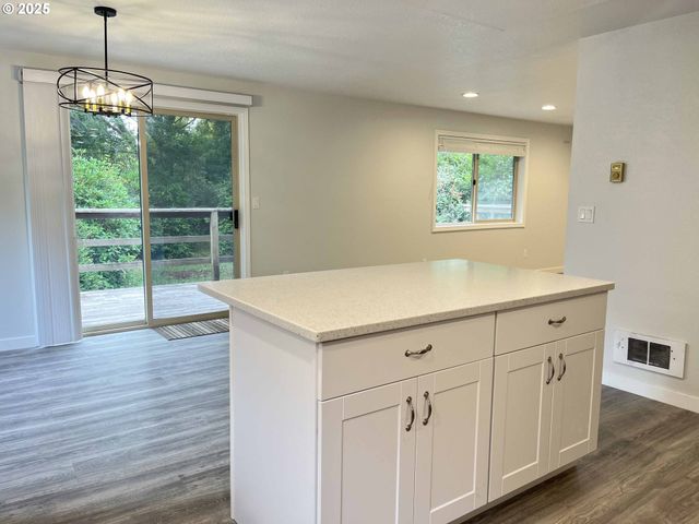 2040 11TH St, Florence, OR 97439