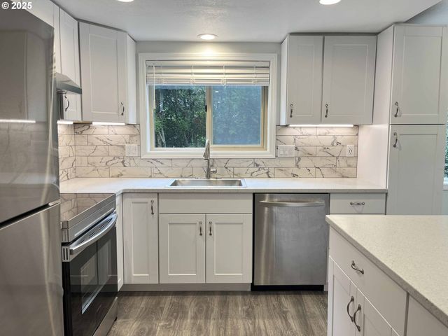 2040 11TH St, Florence, OR 97439