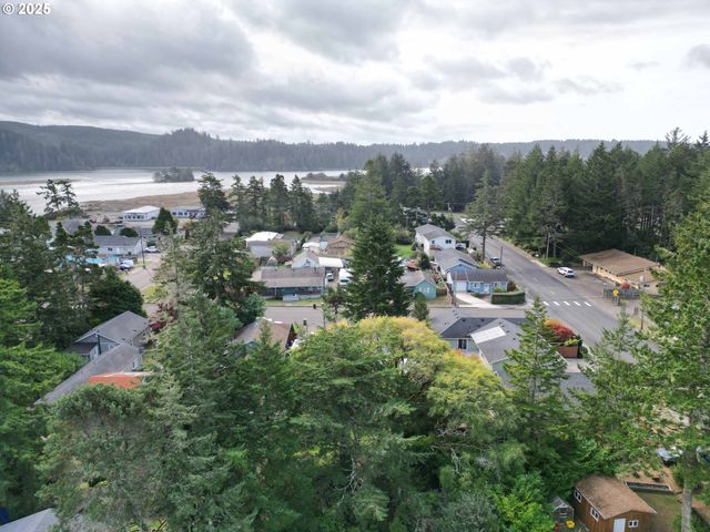 2040 11TH St, Florence, OR 97439