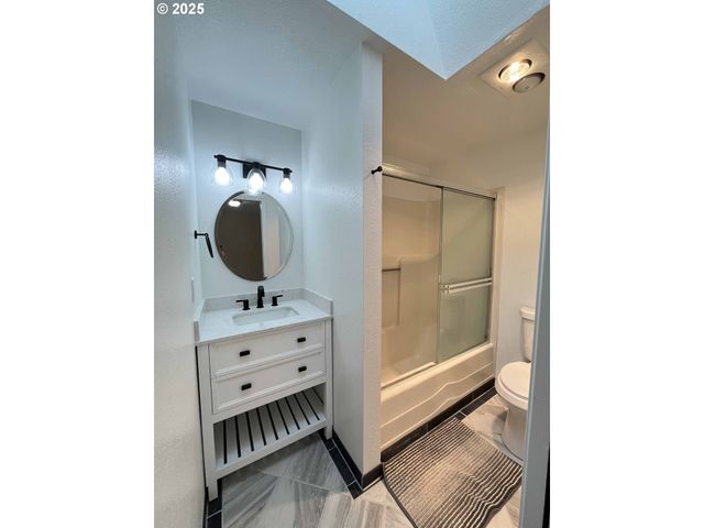 2040 11TH St, Florence, OR 97439