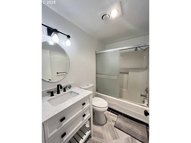 2040 11TH St, Florence, OR 97439