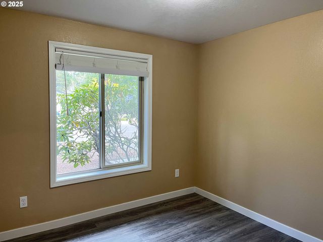 2040 11TH St, Florence, OR 97439