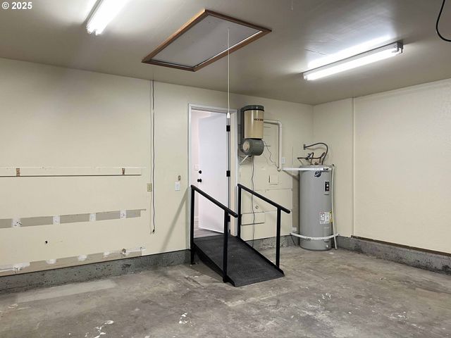 2040 11TH St, Florence, OR 97439