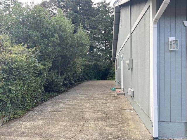 2040 11TH St, Florence, OR 97439