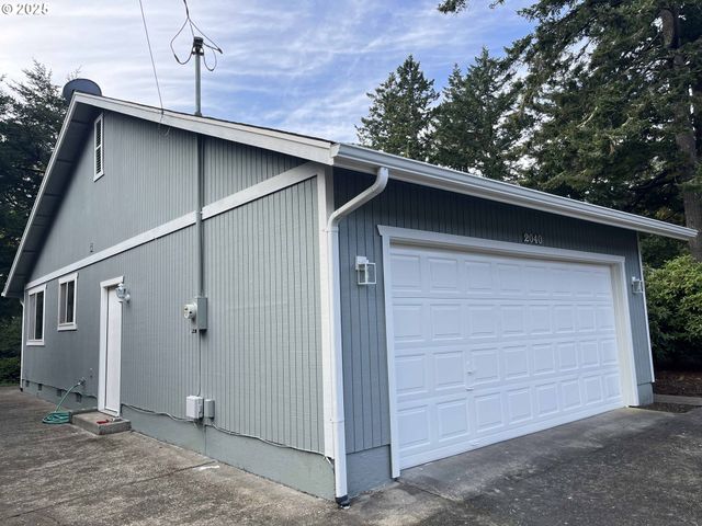 2040 11TH St, Florence, OR 97439