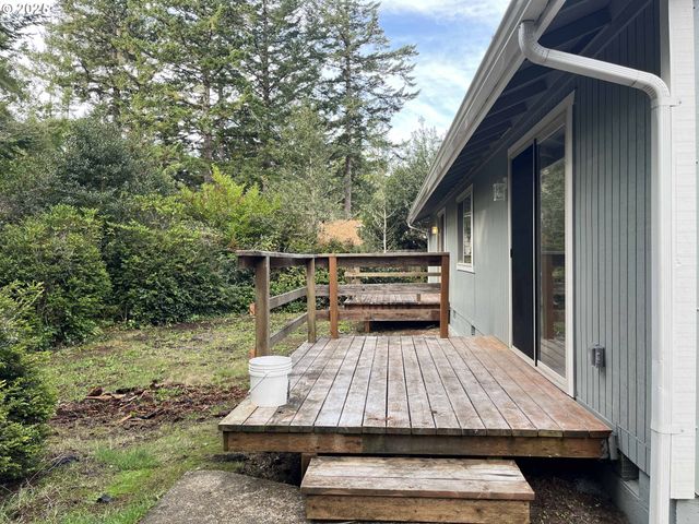 2040 11TH St, Florence, OR 97439