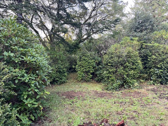 2040 11TH St, Florence, OR 97439