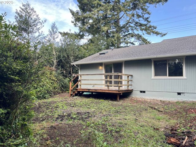 2040 11TH St, Florence, OR 97439