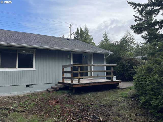 2040 11TH St, Florence, OR 97439