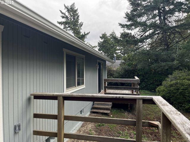 2040 11TH St, Florence, OR 97439