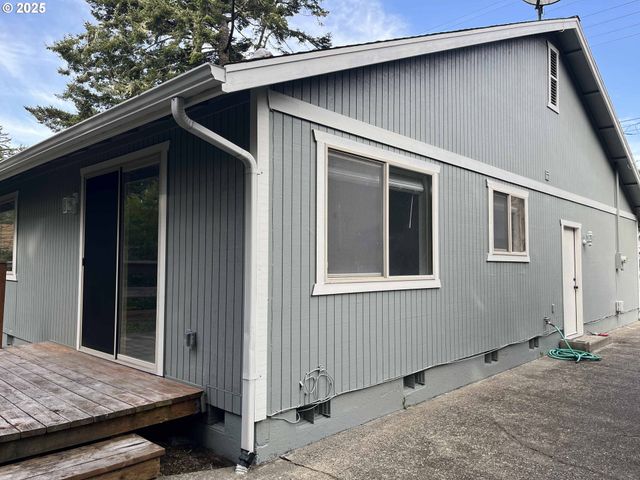 2040 11TH St, Florence, OR 97439