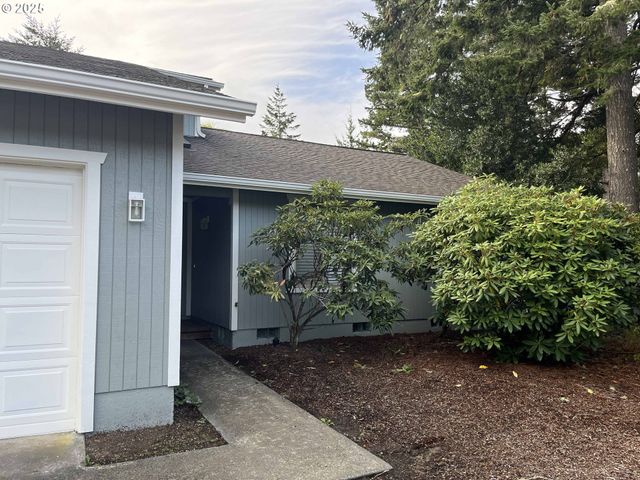 2040 11TH St, Florence, OR 97439