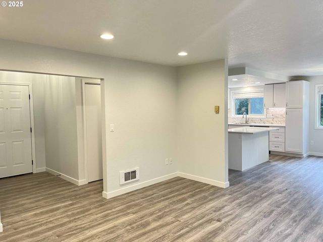 2040 11TH St, Florence, OR 97439