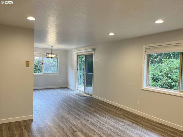 2040 11TH St, Florence, OR 97439