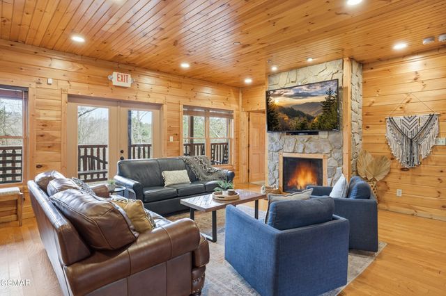 319 Poplar Point Way, Gatlinburg, TN 37738