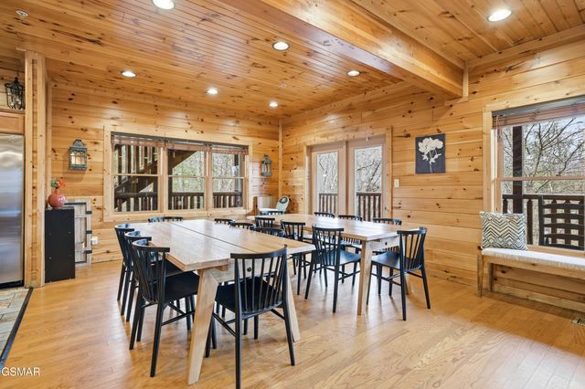 319 Poplar Point Way, Gatlinburg, TN 37738