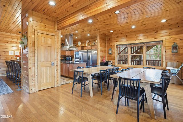 319 Poplar Point Way, Gatlinburg, TN 37738