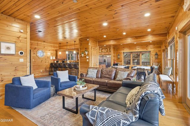 319 Poplar Point Way, Gatlinburg, TN 37738