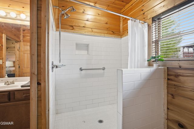 319 Poplar Point Way, Gatlinburg, TN 37738