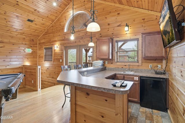 319 Poplar Point Way, Gatlinburg, TN 37738