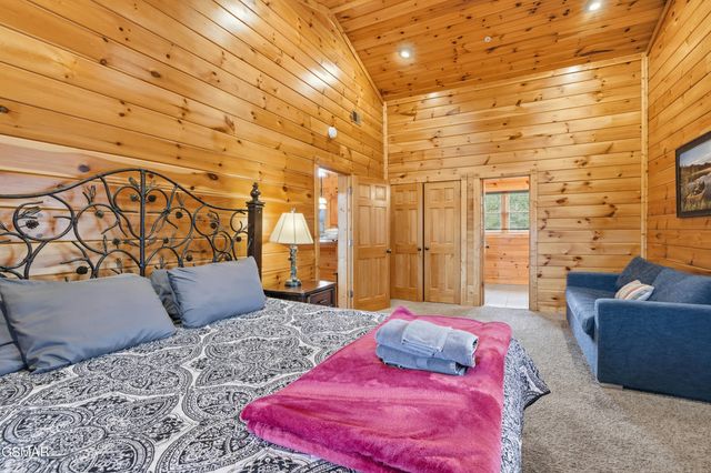 319 Poplar Point Way, Gatlinburg, TN 37738