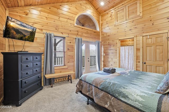 319 Poplar Point Way, Gatlinburg, TN 37738