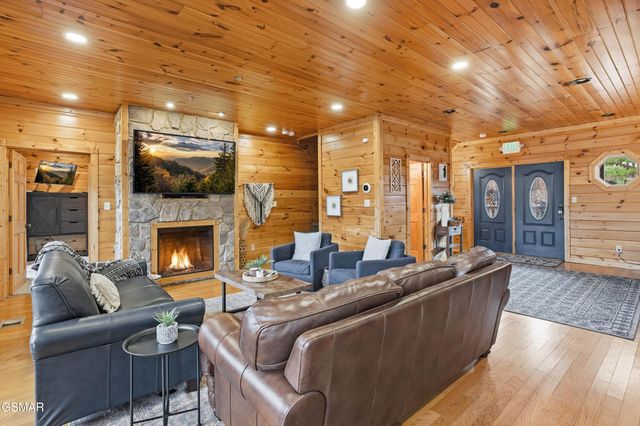 319 Poplar Point Way, Gatlinburg, TN 37738