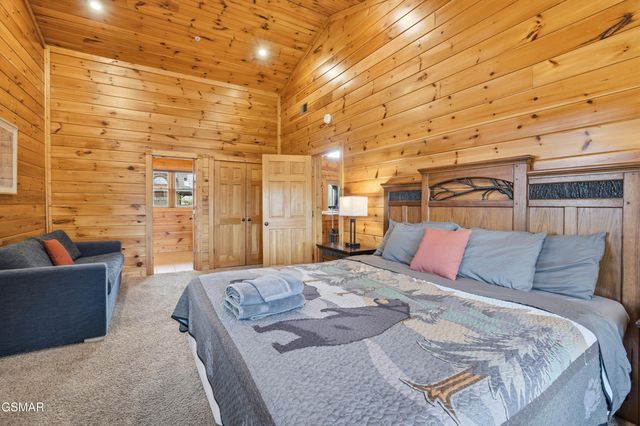 319 Poplar Point Way, Gatlinburg, TN 37738