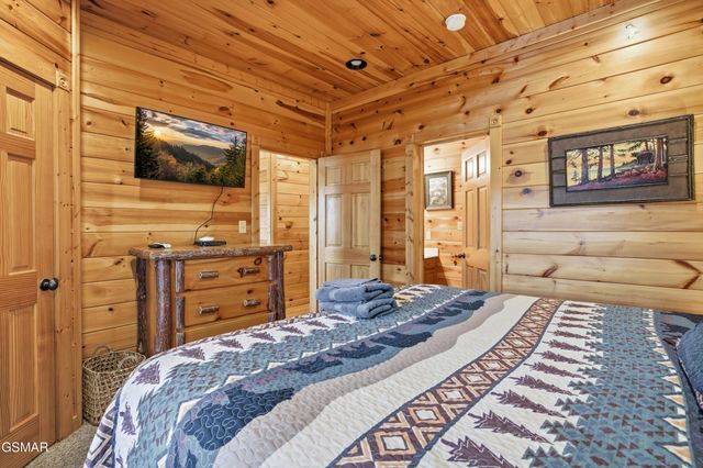 319 Poplar Point Way, Gatlinburg, TN 37738