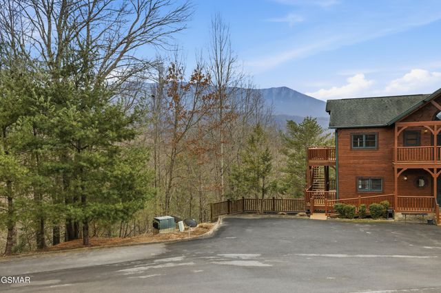 319 Poplar Point Way, Gatlinburg, TN 37738
