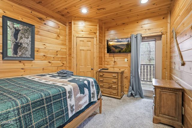 319 Poplar Point Way, Gatlinburg, TN 37738