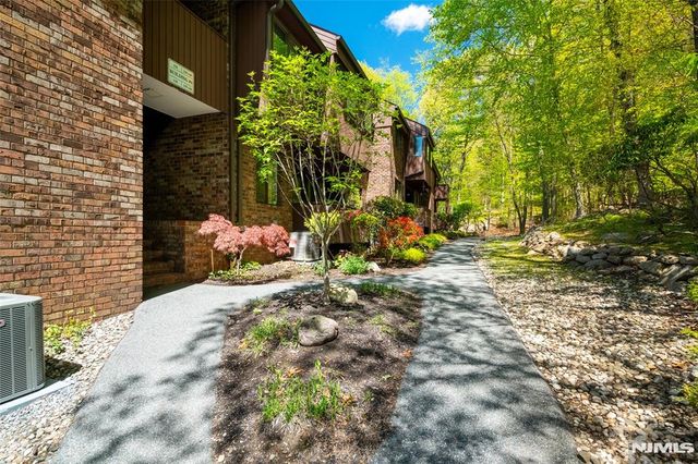 138 Indian Hollow Court, Mahwah, NJ 07430