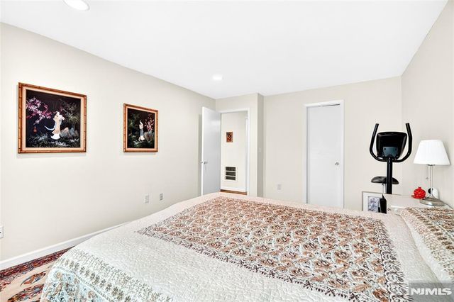 138 Indian Hollow Court, Mahwah, NJ 07430