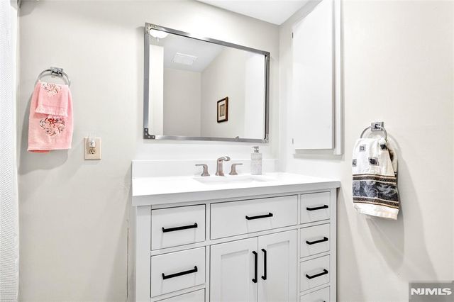 138 Indian Hollow Court, Mahwah, NJ 07430