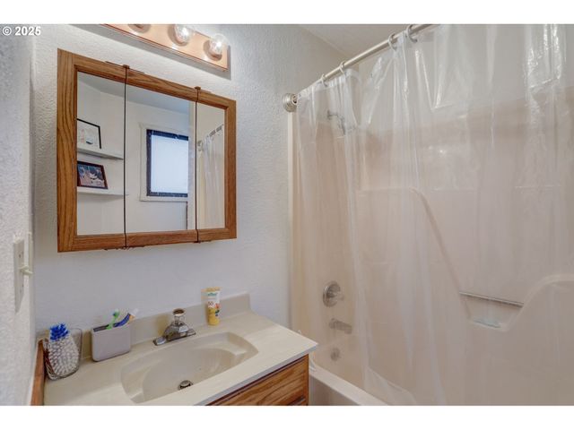 1504 Se ANKENY St, Portland, OR 97214