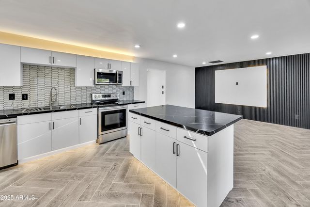 6017 W COLTER Street, Glendale, AZ 85301