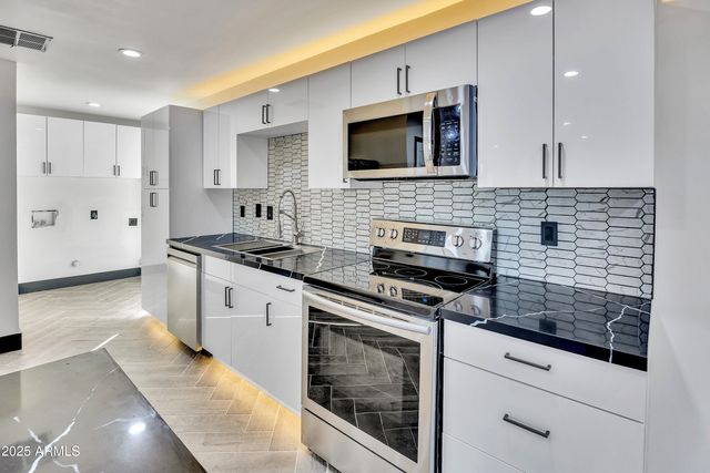 6017 W COLTER Street, Glendale, AZ 85301