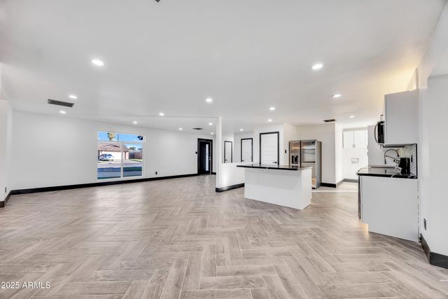 6017 W COLTER Street, Glendale, AZ 85301