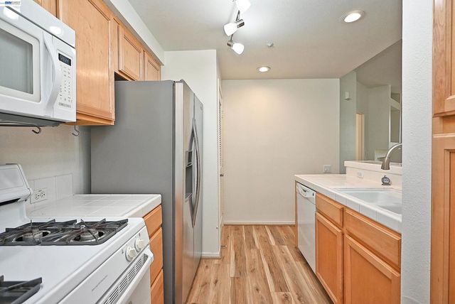 280 Caldecott Ln 221, Oakland, CA 94618